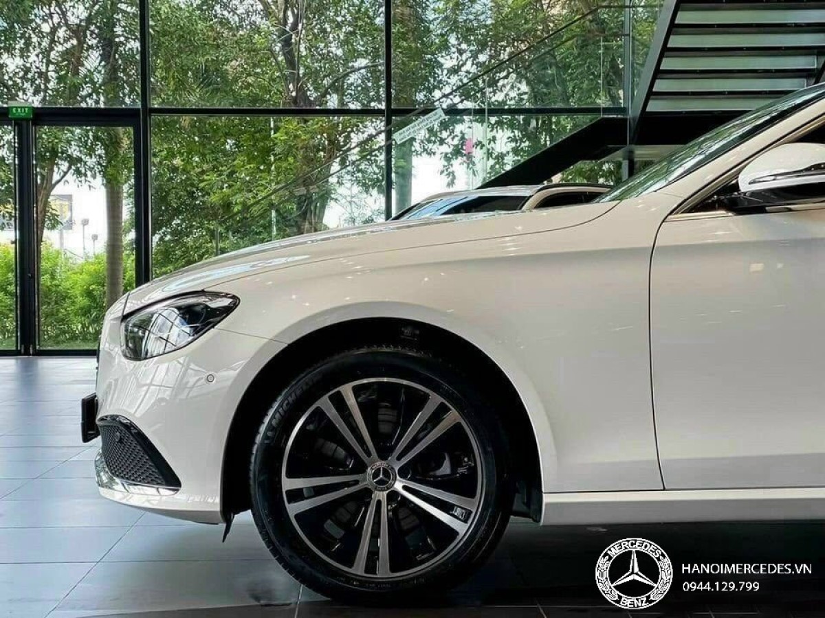 La zăng bánh xe cũng được thiết kế mới trông cứng cáp trên Mercedes E180 2023