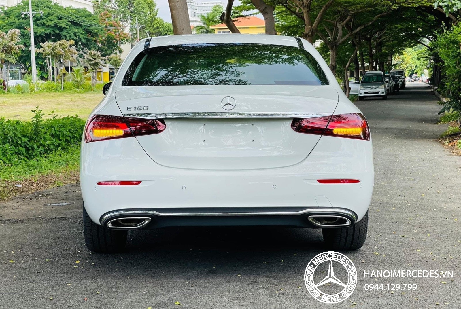 Phía đuôi xe của Mercedes E180 2023