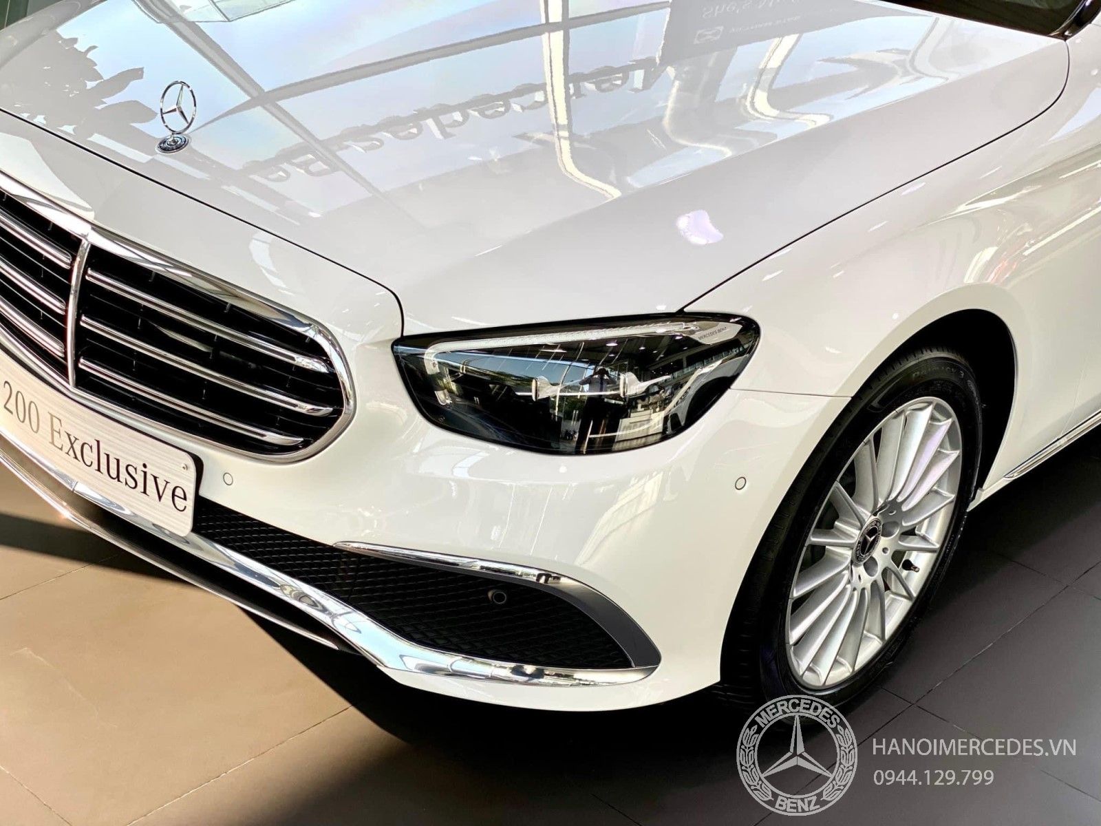 Cụm đèn pha của Mercedes E200 Exclusive 2023 sử dụng LED High Performance hiện đại