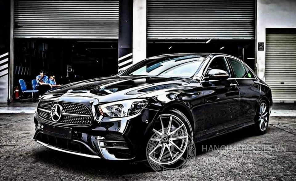 Hình ảnh nhìn từ bên ngoài Mercedes E300 AMG 2023