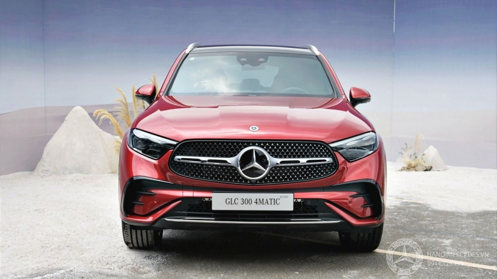 Bộ lưới tản nhiệt kim cương nổi bật với thanh bạc lõi crom Mercedes GLC 300 4Matic 2023