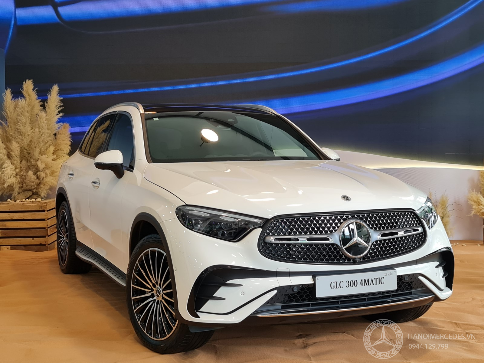 Đầu xe Mercedes-Benz GLC 300 4Matic 2023