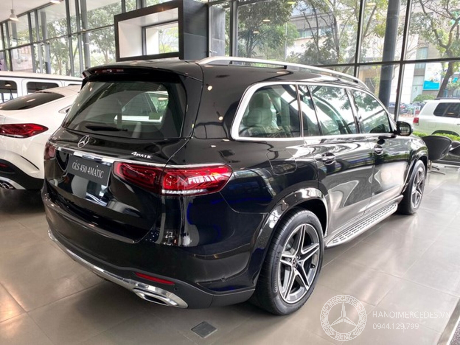 Đuôi xe nhìn từ góc nhìn bên phải của GLS 450 4Matic 2023