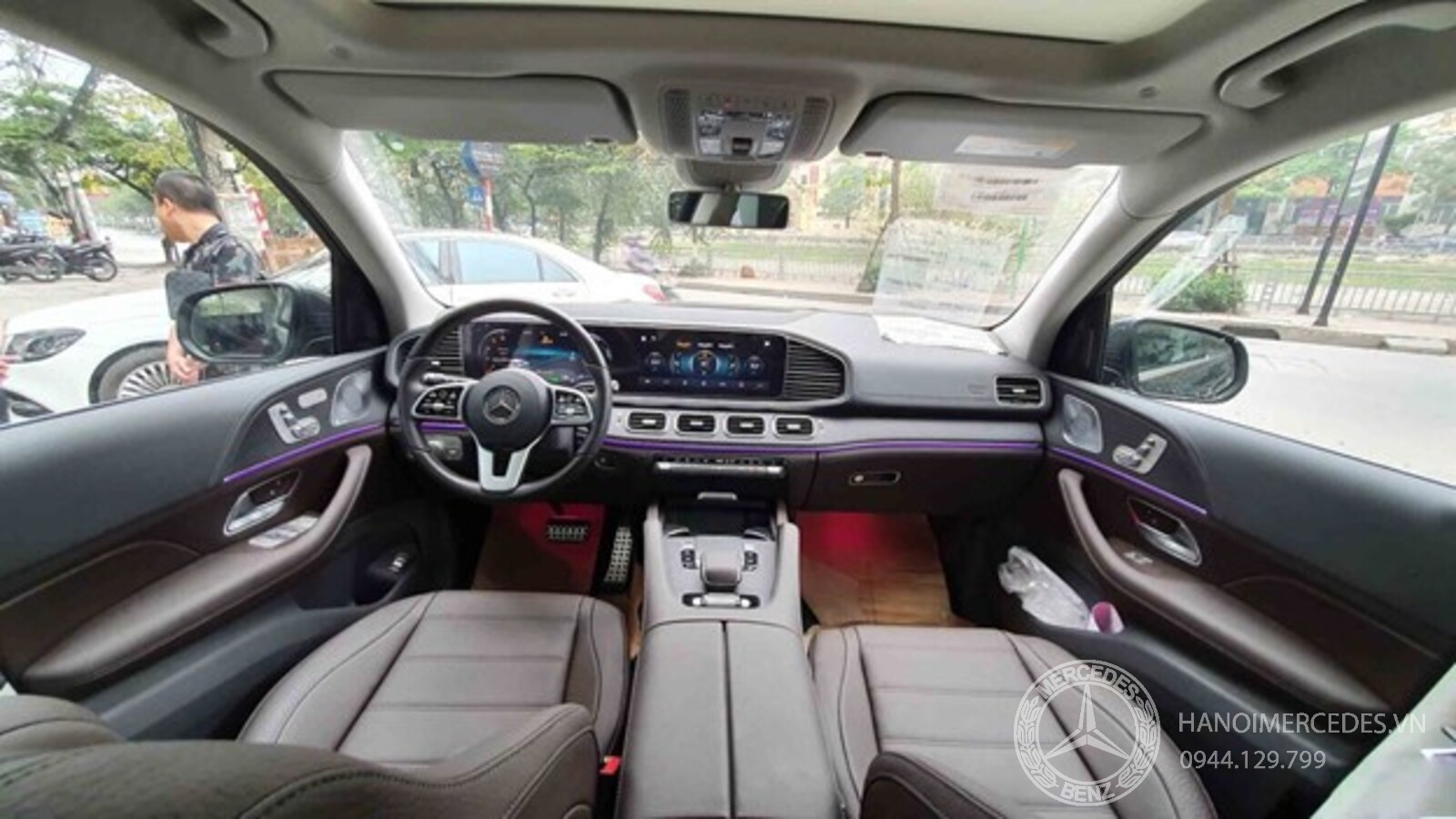 Khoang lái GLS 450 4Matic 2023 được trang bị màn hình 12.3-inch