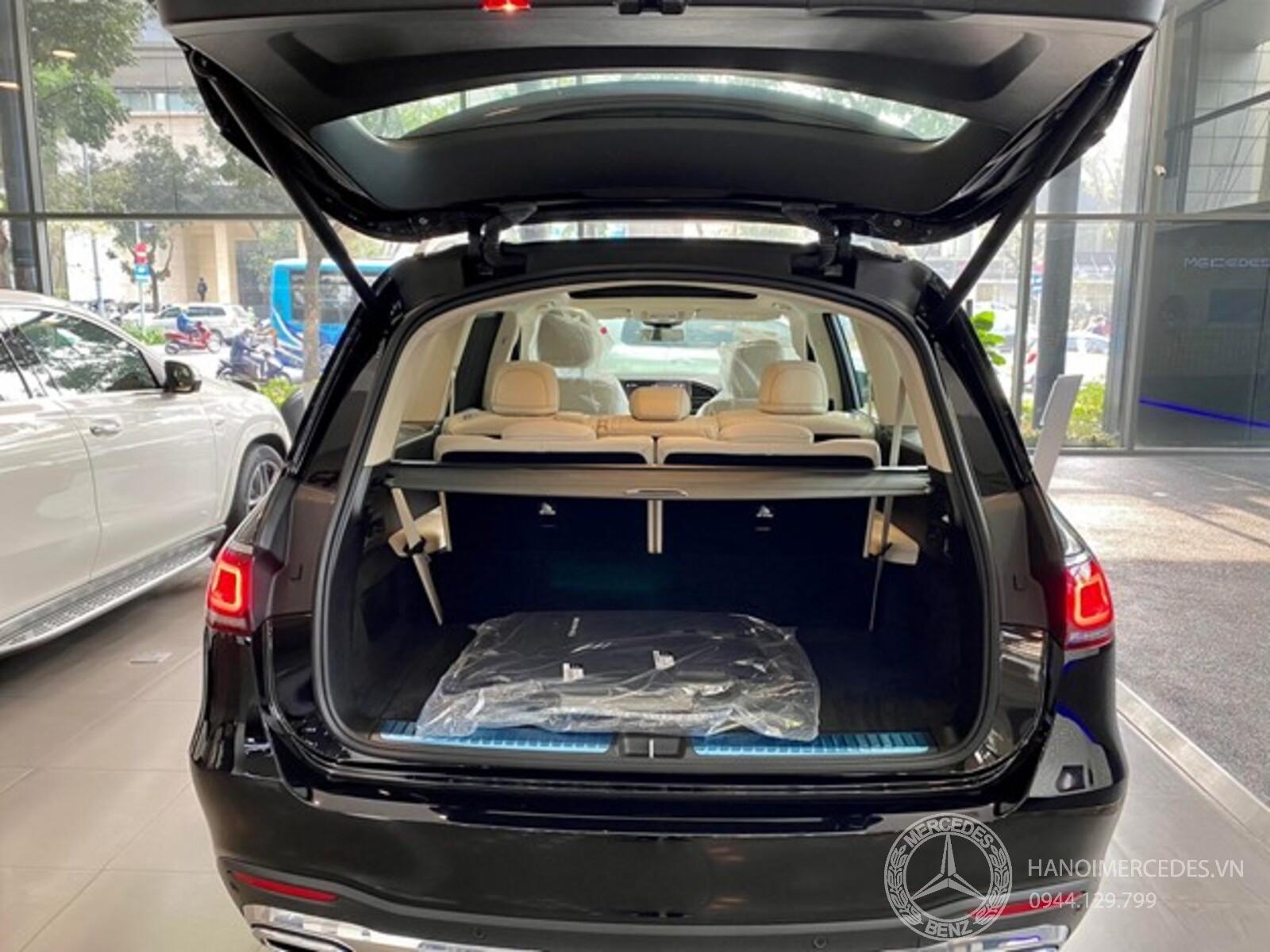 Khoang hành lý trên trên xe Mercedes GLS 450 4Matic 2023