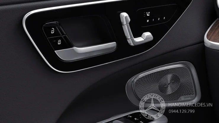 Hệ thống loa bumester cũng được trang bị trên xe Mercedes C200 Avantgarde Plus